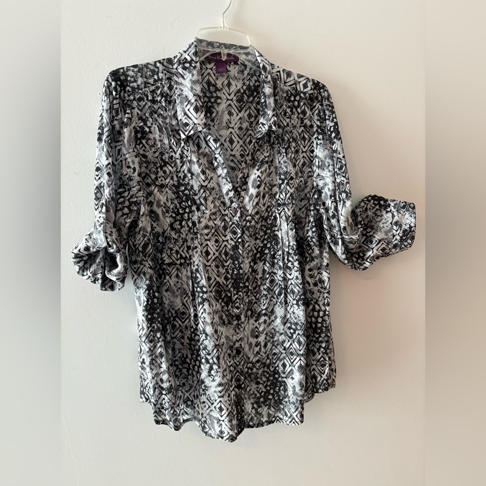 Gloria Vanderbilt Black  Monochrome Geometric Blouse- Convertible Sleeves. Large